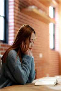 求婚当天，女友提出要给残疾竹马生孩子完结版