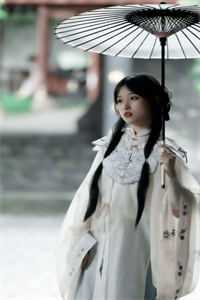 美女需要钱吗？可以砸晕你的那种哦郑谦秦雪莉