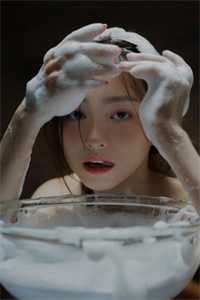 甩掉吸血老公，过上豪门生活青梅李莹莹