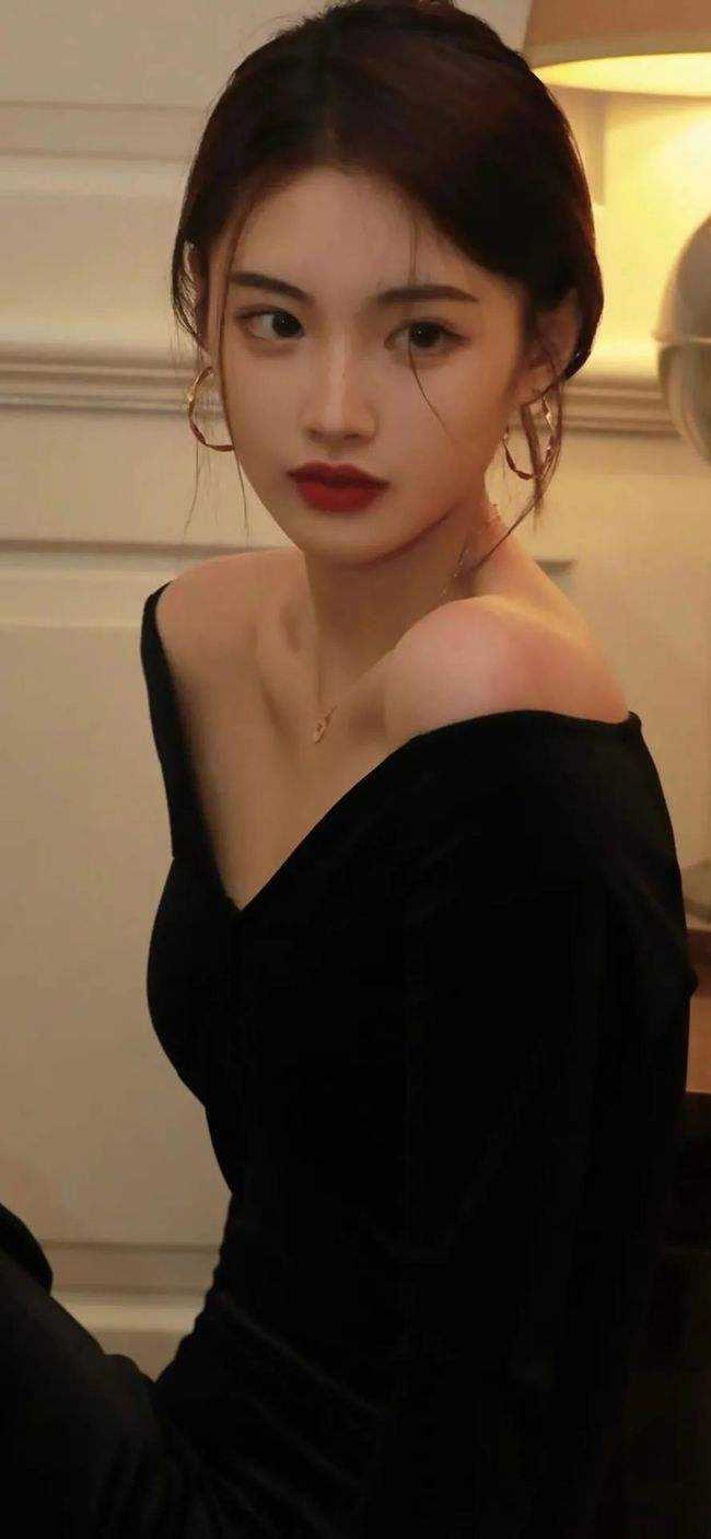 公厕传来妻子声音，我在门外淡定抽烟精彩