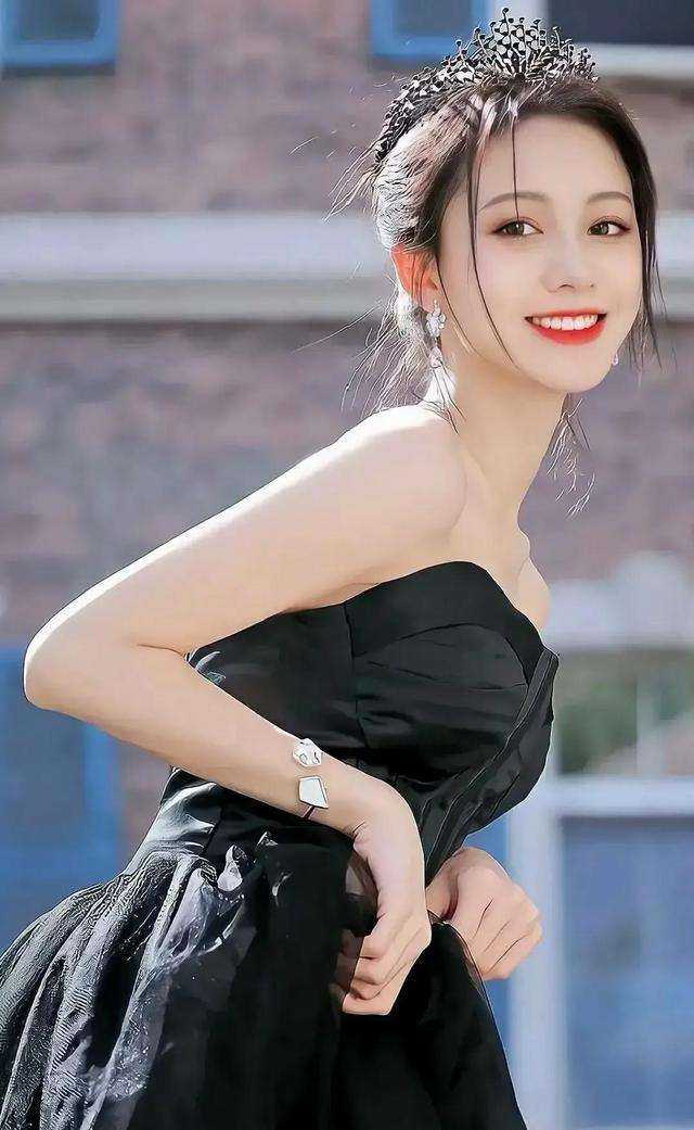 锦鲤小皇后莲花彩霞完结文