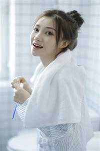 刚成僵尸，捡了个女帝当女儿(顾言谢清梧)