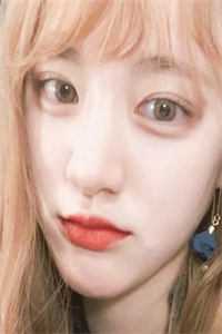 朝着柜面上的手机