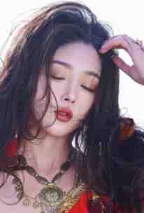 他身后一脸得意洋洋